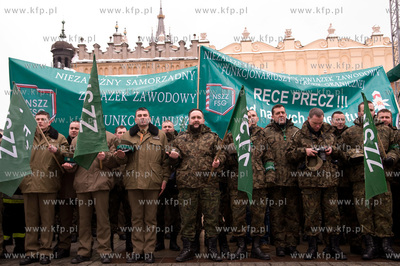 Krakow. Protest sluzb mundurowych przeciwko projektowi...