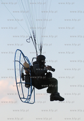 Gdynia. Paralotniarz - fotoreporter latajacy na nad...