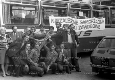 Wyjazd delegacji Solidarnosci do Warszawy w celu zlozenia...
