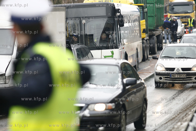 Utrudnienia na zjezdzie z estakady na ulice Hutnicza...