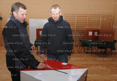 Sopot. Wybory prezydenta Sopotu II tura. Nz. Glosuje...