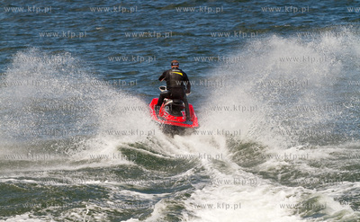 Sloneczna letnia pogoda sprzyjala wypoczynkowi na plazy...