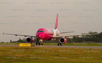 Gdansk, Rebiechowo. Nz. Airbus A320 Wizzair. 10.09.2012...