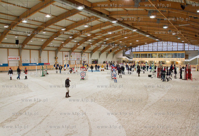 Pierwszy dzien Halowych Regionalnych Zawodow w Skokach...