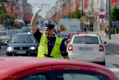 Gdynia, ul. Swietojanska. Policjanci promuja ogolnopolskie...