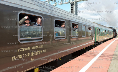 Przejazd pociagiem specjalnym, ciagnietym przez parowoz...