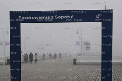 Sopot. Molo i plaza. Mgla. 14.04.2023 fot. Jerzy Bartkowski...