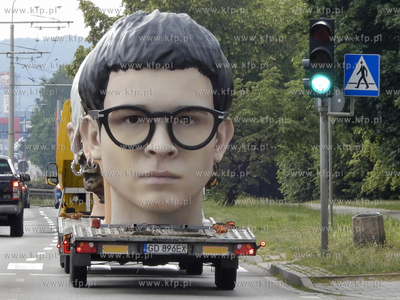 Ulicami Rumii przejechały wielkie głowy na przyczepach...