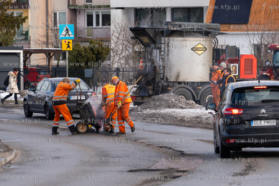 Suchaninoi. Interwencujne łatanie dziur w drodze po...