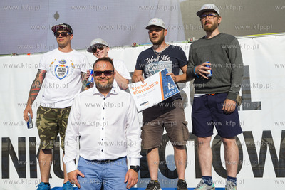 Red Bull Konkurs Lotów w Gdyni. Nz. Marek Łucyk wręcza...