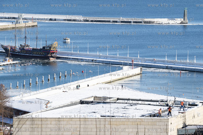 Gdynia. Zimowy widok z Kamiennej Góry. Odśnieżanie...