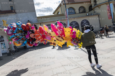 Sopot. Kolorowe balony z helem na ul.  Bohaterów Monte...