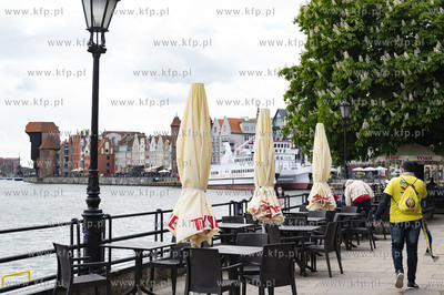 Kibice Manchester United i Villarreal CF spacerujący...