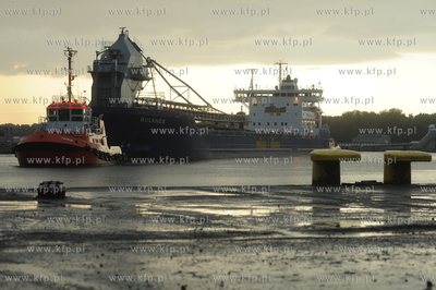 Do Gdańska przyplynal statek BULKNES z kruszywem pod...