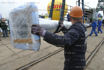 Maszty na ktorych zawisna flagi nowych czlonkow Unii...