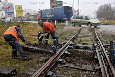 Gdansk, Rebiechowo. Prace przy wymianie podkladow pod...