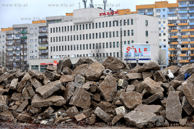 Gdansk. Zaspa. Wyburzanie dawnego pasa startowego wzdluz...