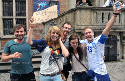 Bezplatne przytulanie przed Ratuszem Głownomiejskim...