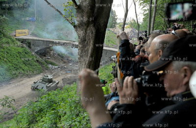 Wyburzanie Mostku Weisera Dawidka na gdanskiej Strzyzy....