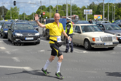 Zawodnicy na trasie I PZU Gdansk Maraton.Skrzyzowanie...