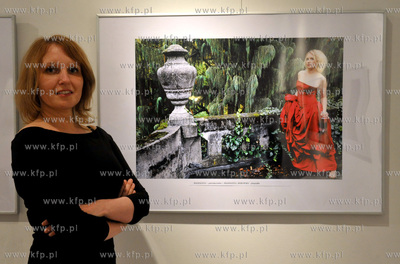 Wystawa fotografii Magdaleny Morawskiej  "Swieci, a...