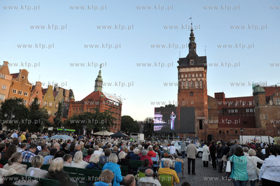Plenerowa projekcja opery Turandot na Targu Węglowym...