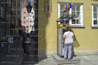 Gdańsk. Bankomat na rogu ul. Długi Targ i Kramarskiej....