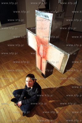 Dorota Nieznalska i jej kontrowersyjna rzezba w galerii...