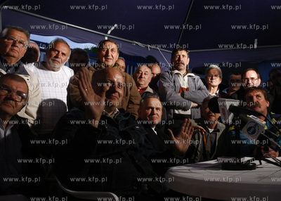 Gdansk. Stocznia Gdanska. Zwiazkowcy z OPZZ i Solidarnosci...