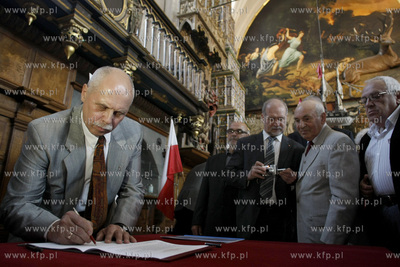 Gdansk. Dwor Artusa . Spotkanie Trojmiejskiego Spolecznego...