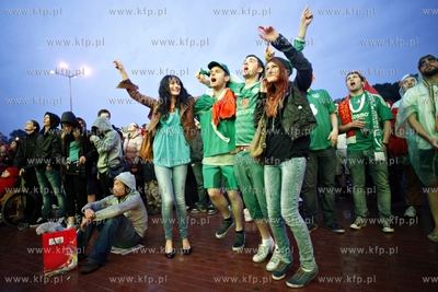 Gdansk. Mistrzostwa europy w pilce noznej. Kibice ogladaja...