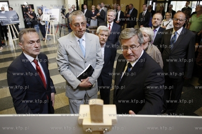 Gdynia. Prezydent RP Bronislaw Komorowski z mama odwiedzil...