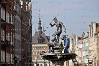 Gdansk. Czyszczenie i konserwacja fontanny Neptuna...