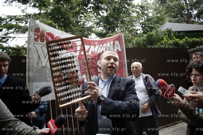 Gdansk. Ul. Polanki. Pikieta czlonkow Klubu Gazety...