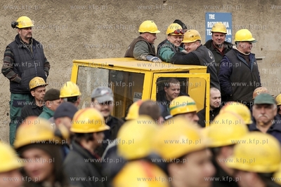 Strajk w Stoczni Gdanskiej. Stoczniowcy zadaja wyplacenia...