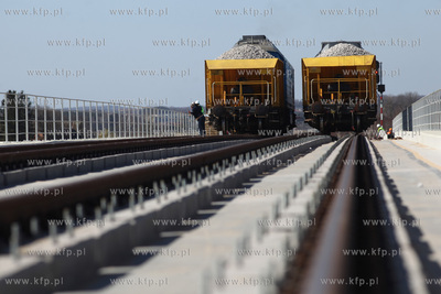 Gdańsk. Próby obciążeniowe budowanego wiaduktu...