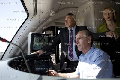 Przejazd i prezentacja składu PKM ze stacji Niedźwiednik...