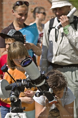 Gdańsk. Centrum Hewelianum. Obserowanie zjawiska przecinania...
