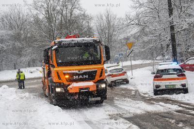 Intensywne opady śniegu w Gdańsku. Pojazd pogotowia...