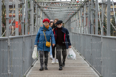 Gdańsk. Trwa przebudowa Mostu Stągiewnego. Nz. Kładka...