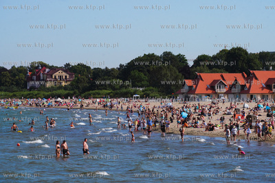 Sopot, plaża.  Nz. Tłum plażowiczów.  25.07.2022...
