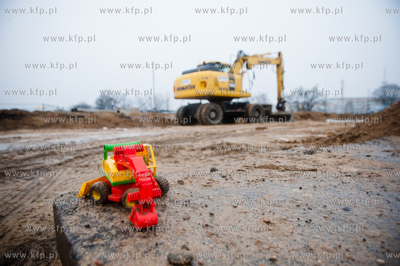 Gdansk. Montaz kolejnych czesci wiaduktu nad torami...