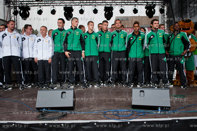 Gdansk. Scena na Targu Weglowym. Prezentacja druzyny...