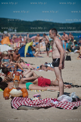 Wakacyjny, sloneczny dzien na przepelnionej ludzmi...