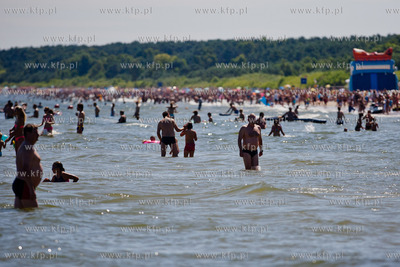 Wakacyjny, sloneczny dzien na przepelnionej ludzmi...