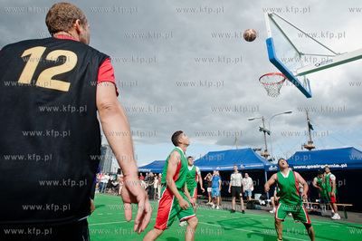 Gdynia. Skwer Kosciuszki. Wielki Mecz Koszykowki pomiedzy...