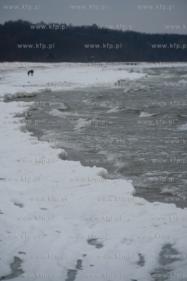 Mrozne, zimowe popoludnie na plazy w Sopocie.
26.01.2014
fot....