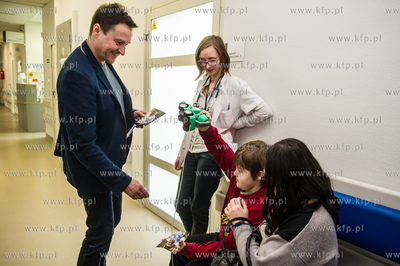 Gdansk. Jacek Kawalec odwiedzil dzieci w Klinice Pediatrii,...
