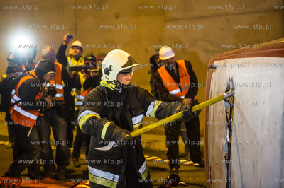 Symulowana akcja ratunkowa po zderzeniu trzech samochodow,...