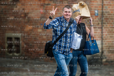 Gdańsk. Długi Targ. Intensywne opady deszczu i silne...